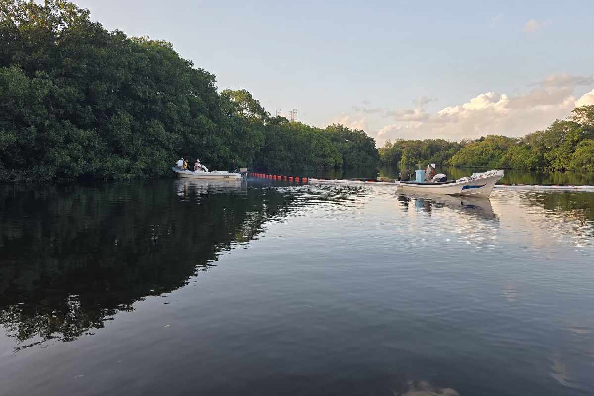 Tras el incendio en la refinería Dos Bocas, detectan hidrocarburos en el Río Seco y Pemex activa contención