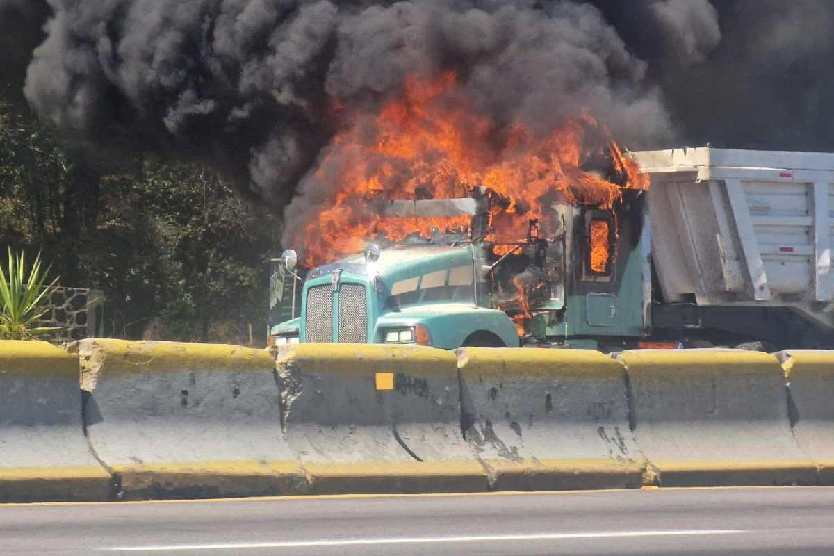 Enfrentamiento entre sindicatos provoca balacera y quema de camiones en la México-Puebla