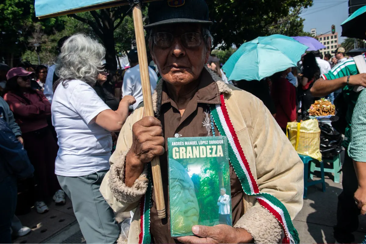 Un hombre acudió al Monumento de la Revolución para el informe de Claudia Sheinbaum. Foto: Israel Fuguemann