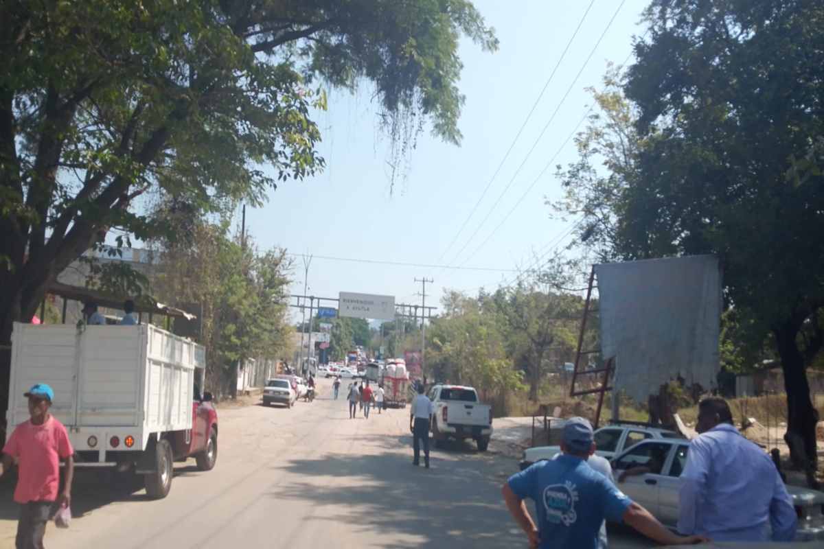 Autodefensas de Guerrero bloquean entrada de Ayutla en protesta por operativo de fuerzas armadas