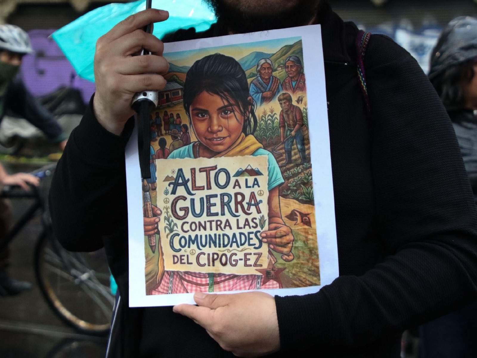 Colectivos protestaron en la Ciudad de México contra de los ataques a la CIPOG-EZ en la sierra de Guerrero.