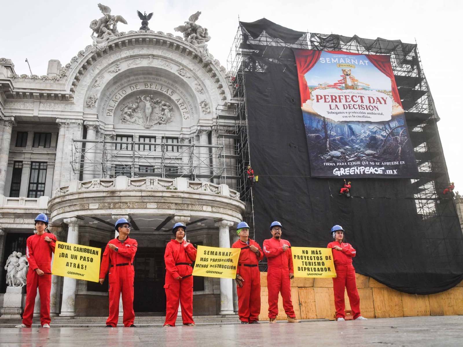 Activistas de Greenpeace desplegaron una manta frente al Palacio de Bellas