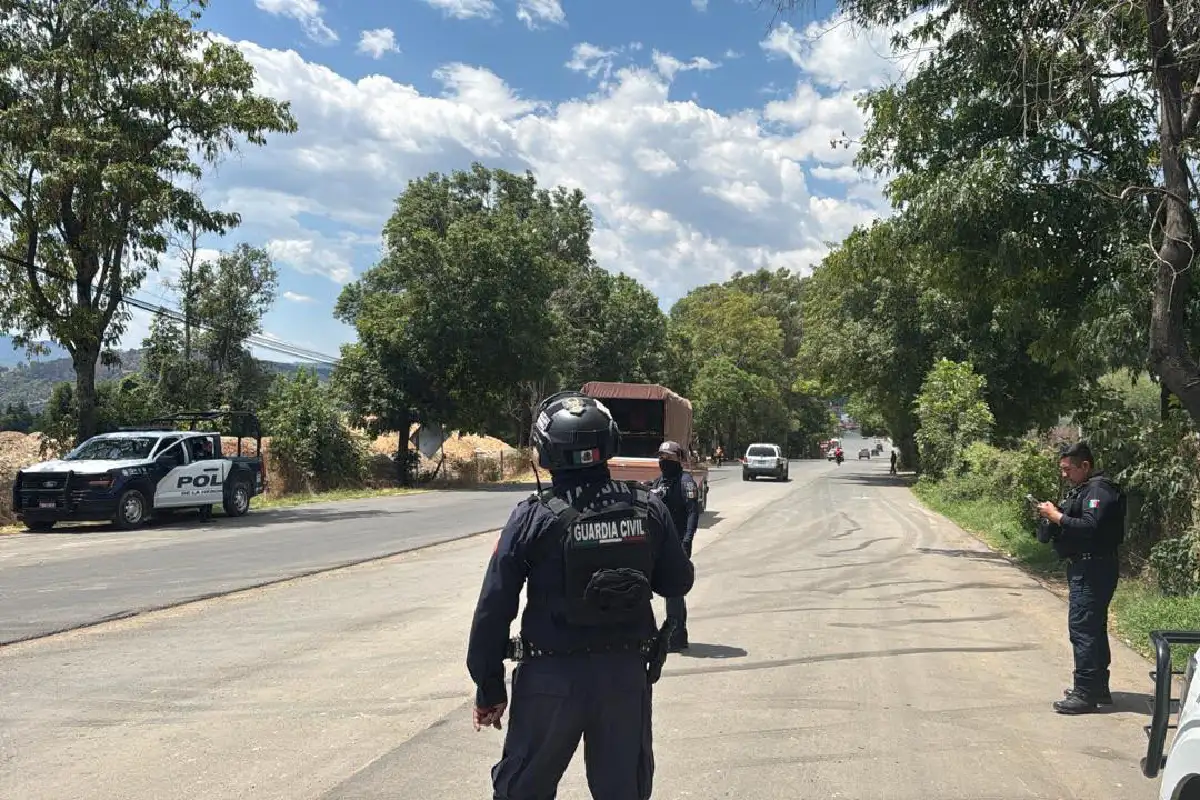 Liberan vialidades en Zitácuaro, Michoacán, tras bloqueos e incendios de vehículos ligados a operativo militar