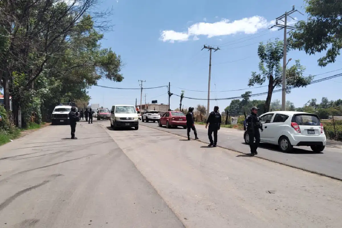 Liberan vialidades en Zitácuaro, Michoacán, tras bloqueos e incendios de vehículos ligados a operativo militar
