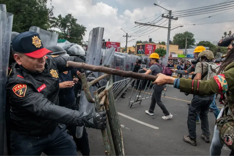 Manifestantes rompen cerco de seguridad durante inauguración del Mundial en el Estadio CDMX; se enfrentan con policías