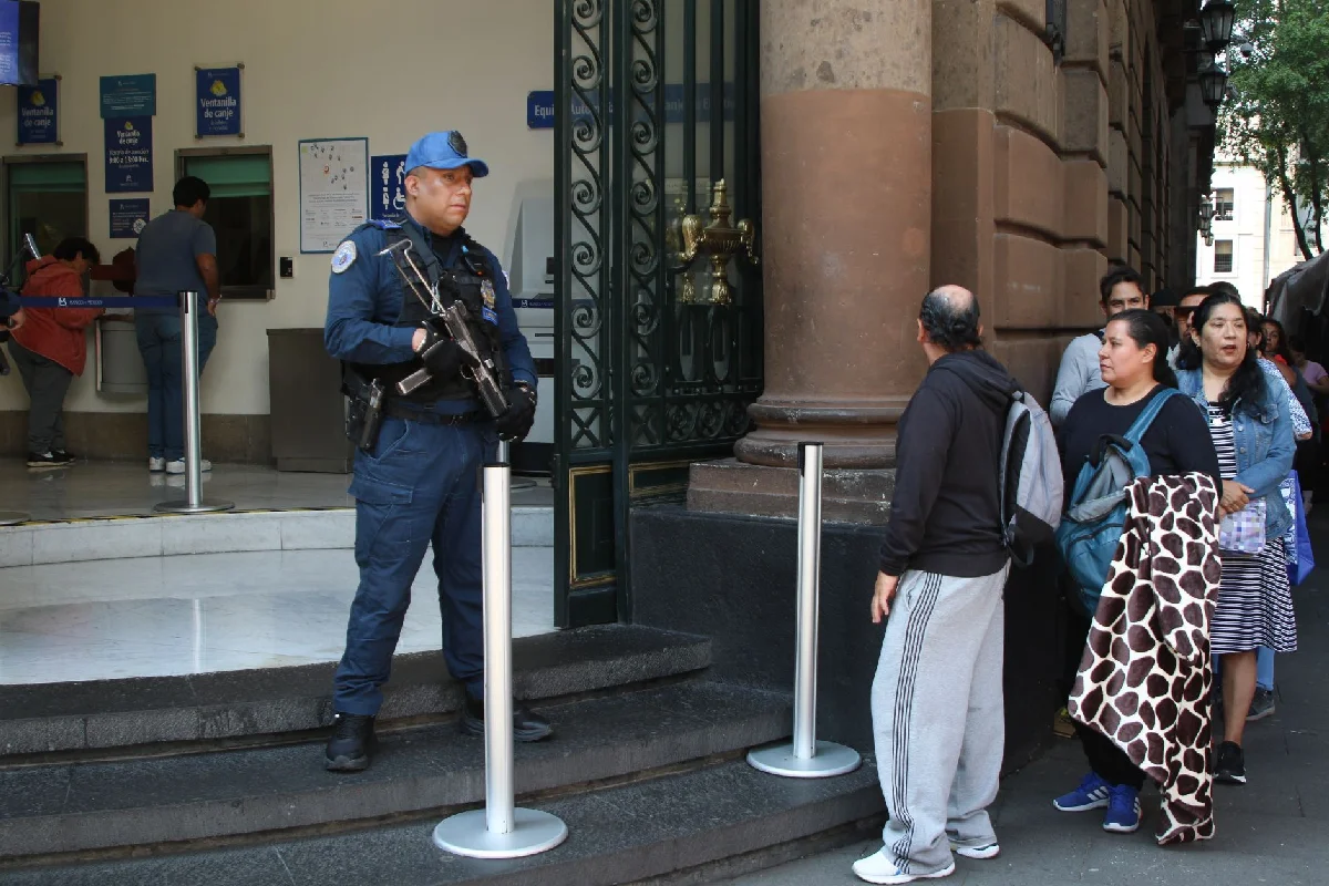 Desde muy temprano cientos de personas se forman en una sucursal de canje del Banco de México (BANXICO)