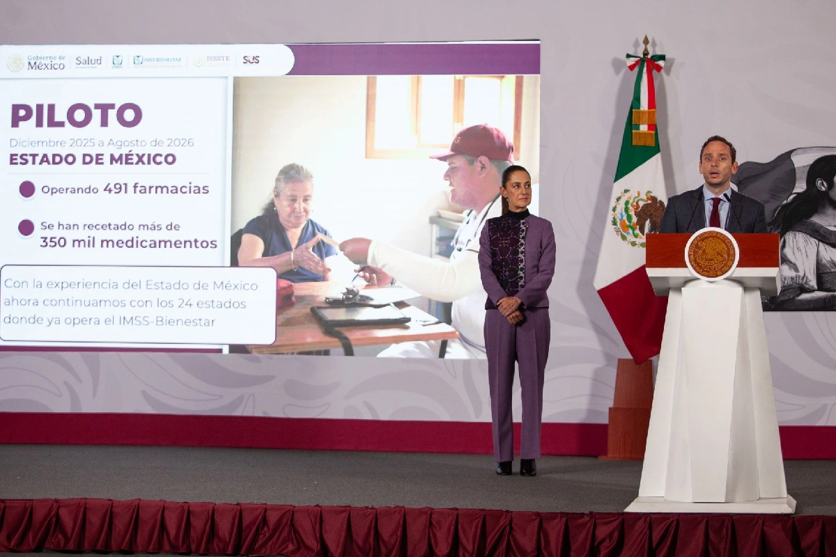 Eduardo Clark al podio en conferencia de prensa junto a la presidenta Claudia Sheinbaum frente a una pantalla sobre el programa de salud.