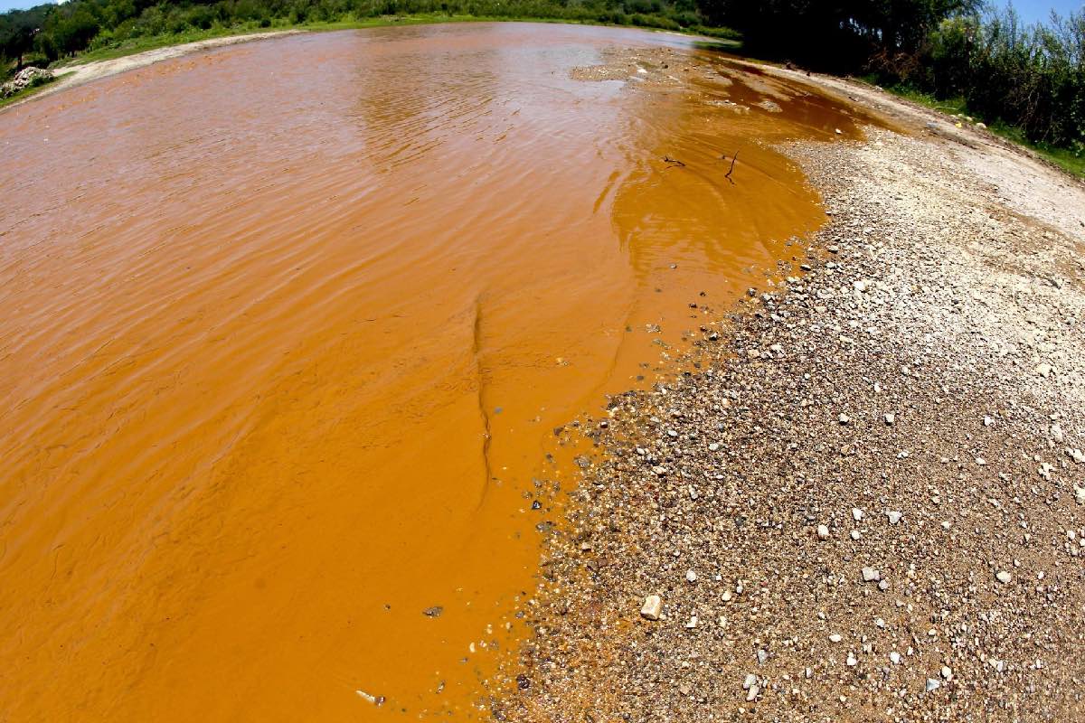 El Río Sonora tuvo en 2014 un tono naranja debido al derrame de 40 mil litros cúbicos de químicos tóxicos provenientes de una fuga en la región minera de Cananea, concesionada a Grupo México