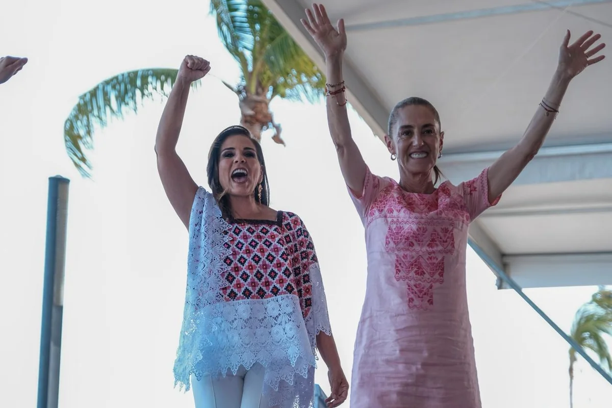 De la mano llegaron la presidenta y la gobernadora al Malecón Tajamar. Foto: Gobierno de Quintana Roo.