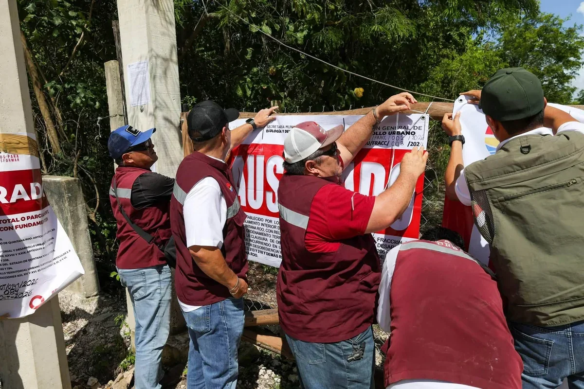 Personal del Ayuntamiento clausuró dos terrenos en los que se comercializaban los lotes de manera ilegal, pues carecían de los permisos. Foto: Ayuntamiento Benito Juárez.