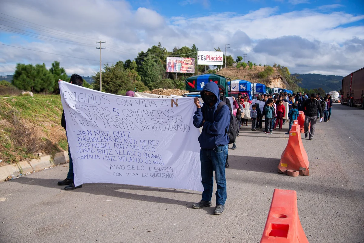 Familias enteras han sido desplazadas de sus pueblos y han protestado para que el Gobierno las ayude a salvar la vida. Foto: Cuartoscuro.