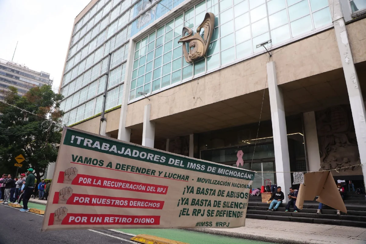 Sheinbaum reconoce demandas de trabajadores del IMSS y promete atender desabasto y salarios
