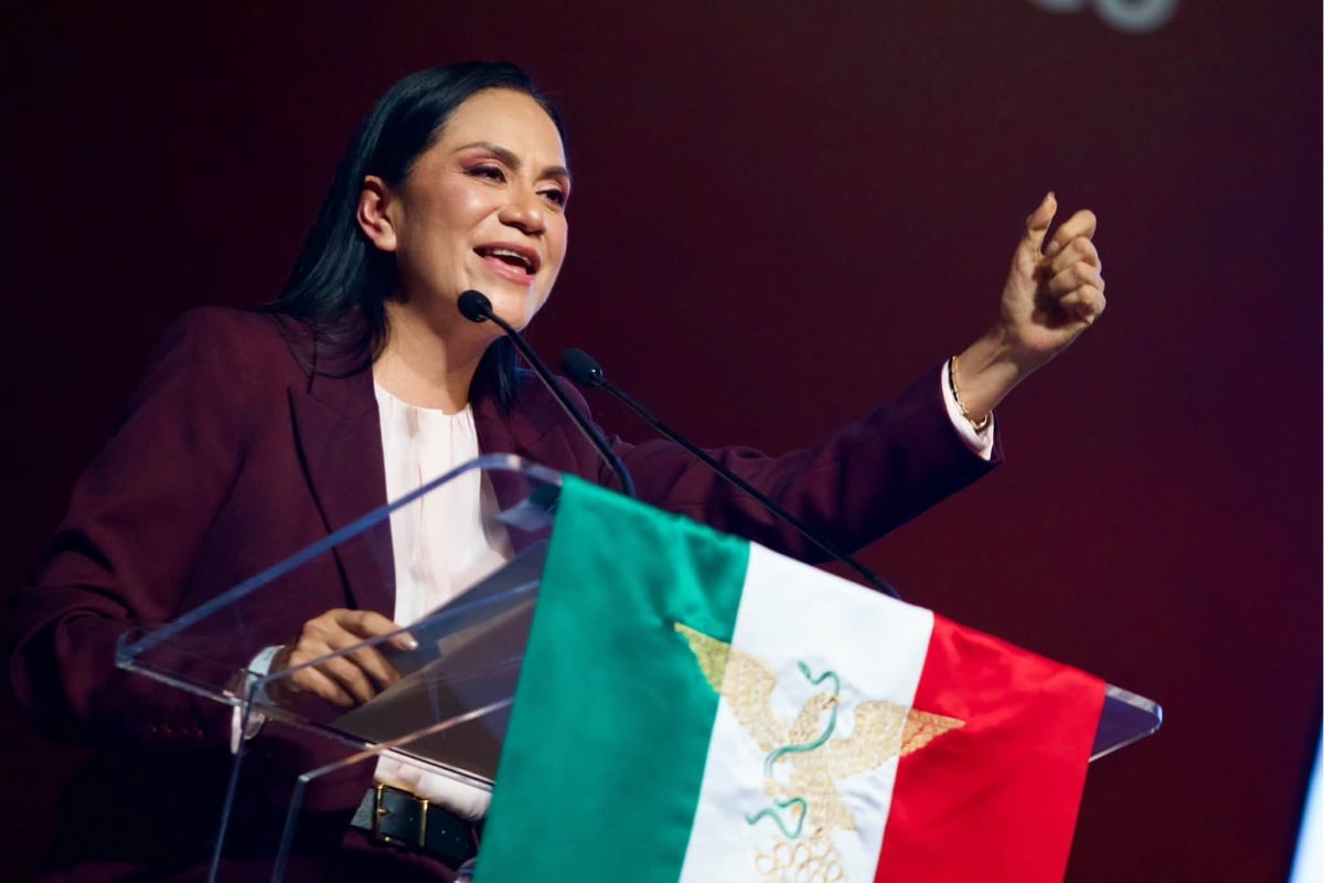 AMLO se retira, pero no se va: su voz vuelve a llenar el Auditorio Nacional en los 15 años de Morena